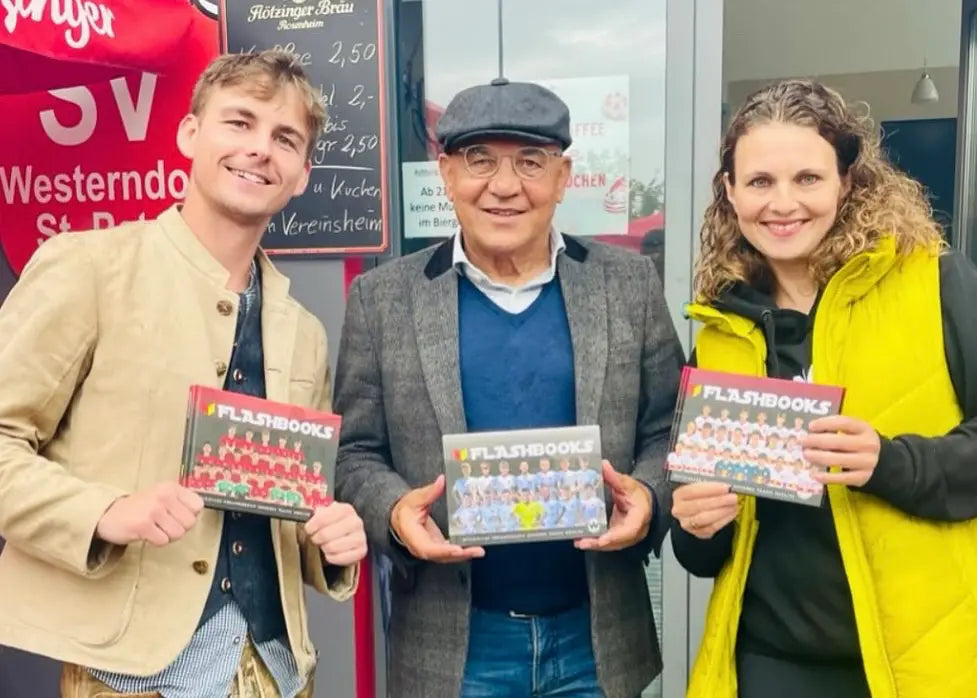 Kinder feiern mit Pokal – Teamjubel