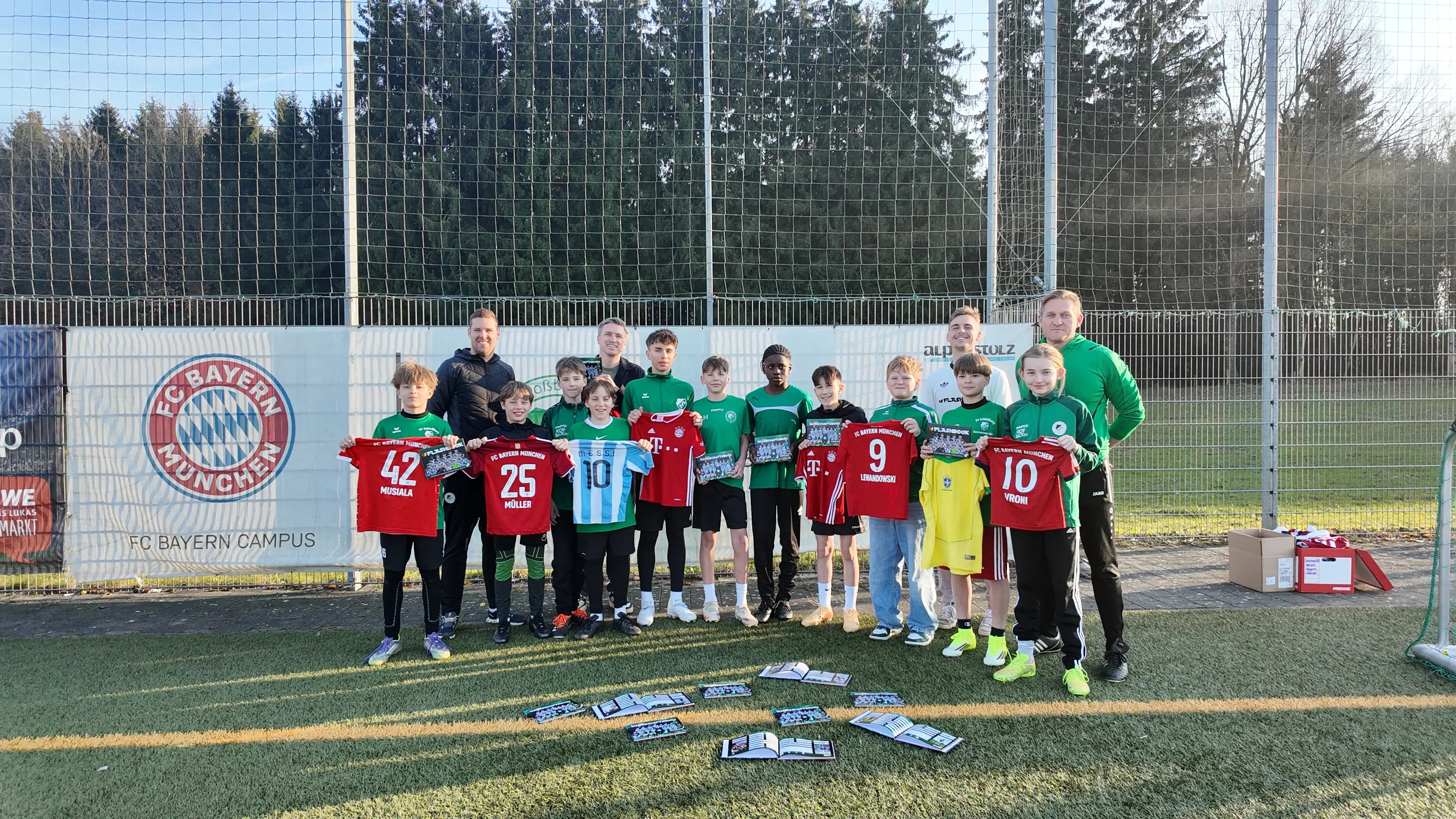Jugendfußballteam posiert auf dem Rasen