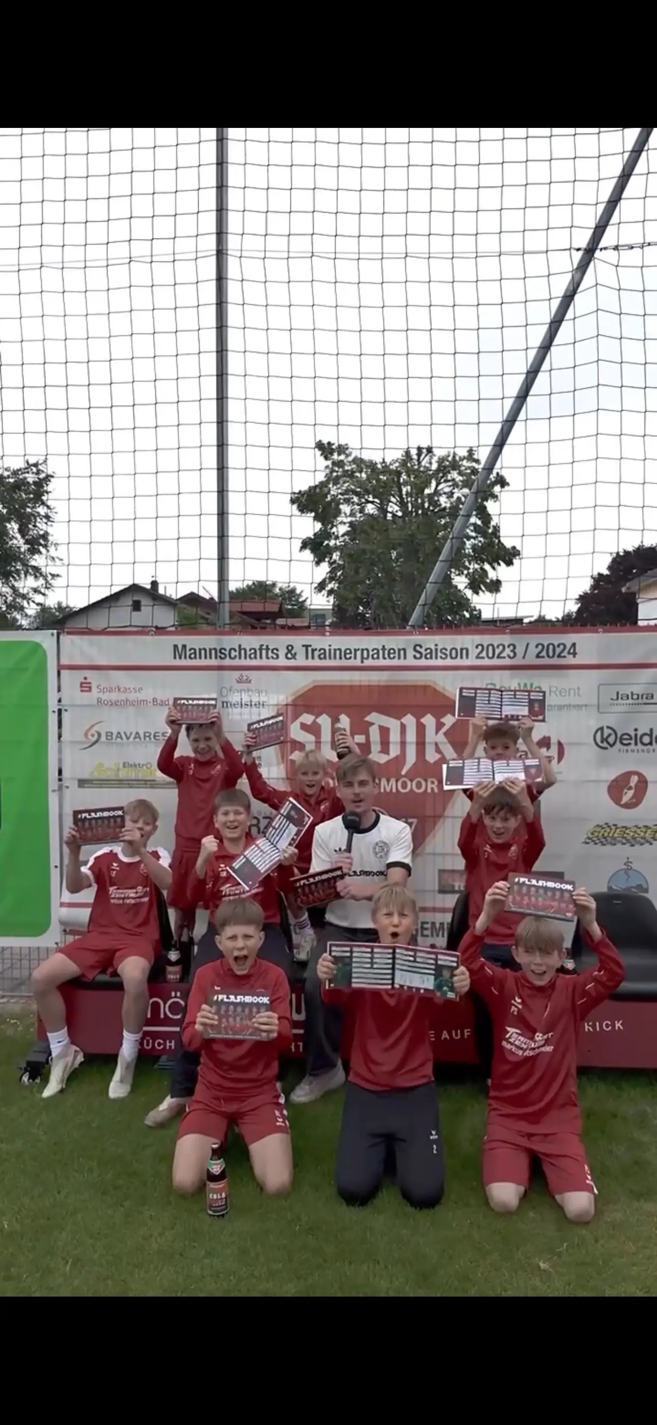 Mädchen-Fußballteam feiert Pokalsieg